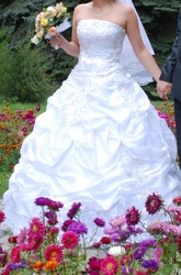Продам белое свадебное платье с золотистой вышивкой г. Полтава!!!