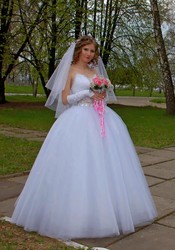 Продам  белоснежное свадебное платье! одевалось 1 раз!